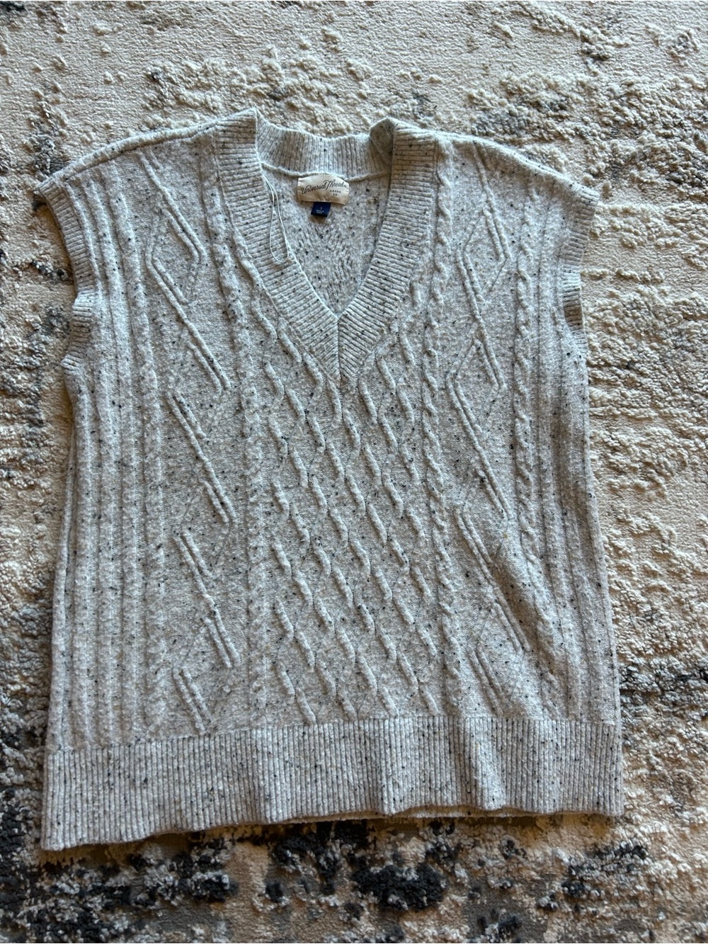 Universal Thread Speckled Light Gray Cable Knit V-Neck Sweater Vest